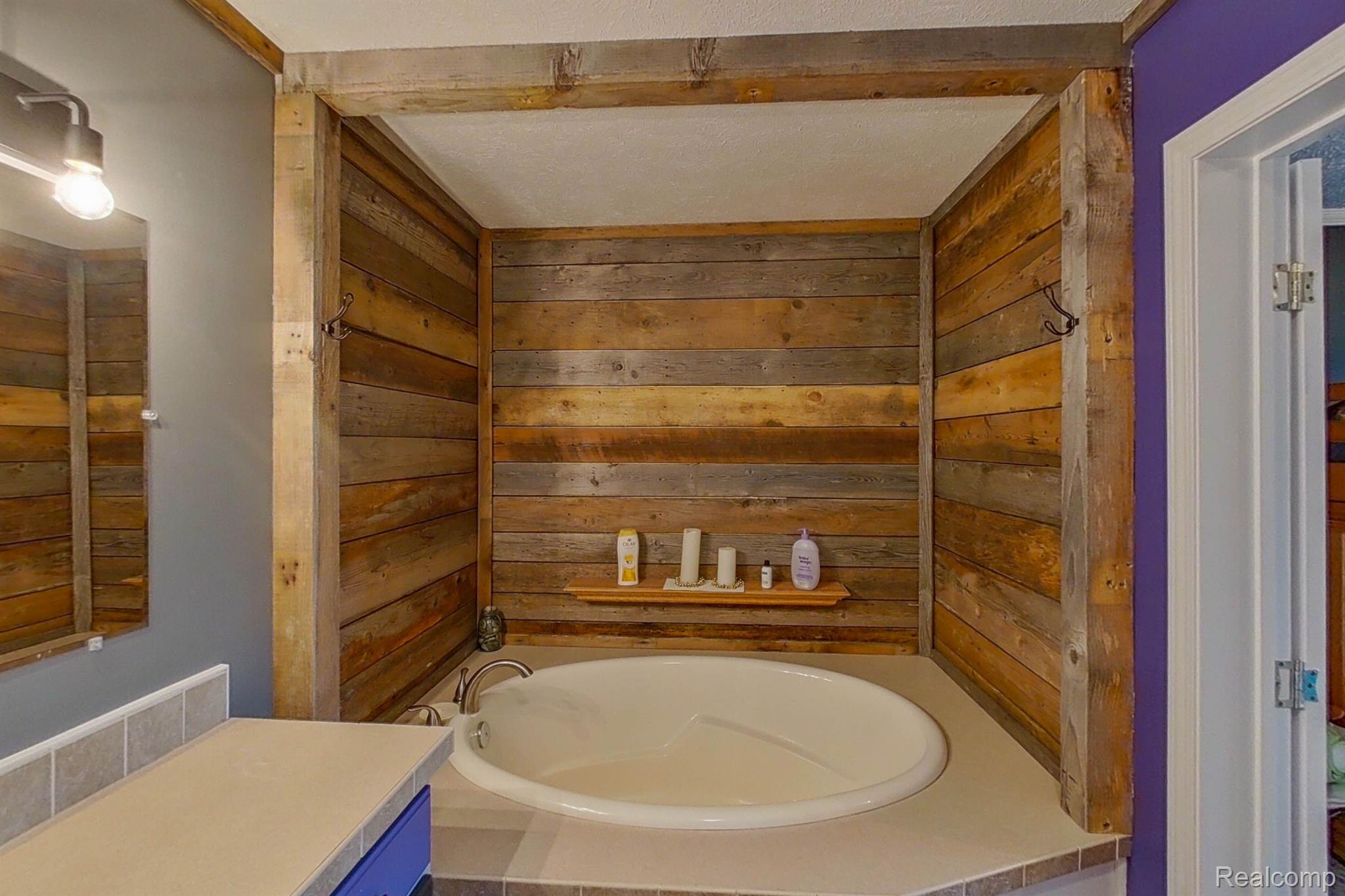 7446 North Lapeer Road Fostoria, MI 48435 - Photo 16 of 41 Large Tub