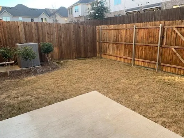 a view of a backyard