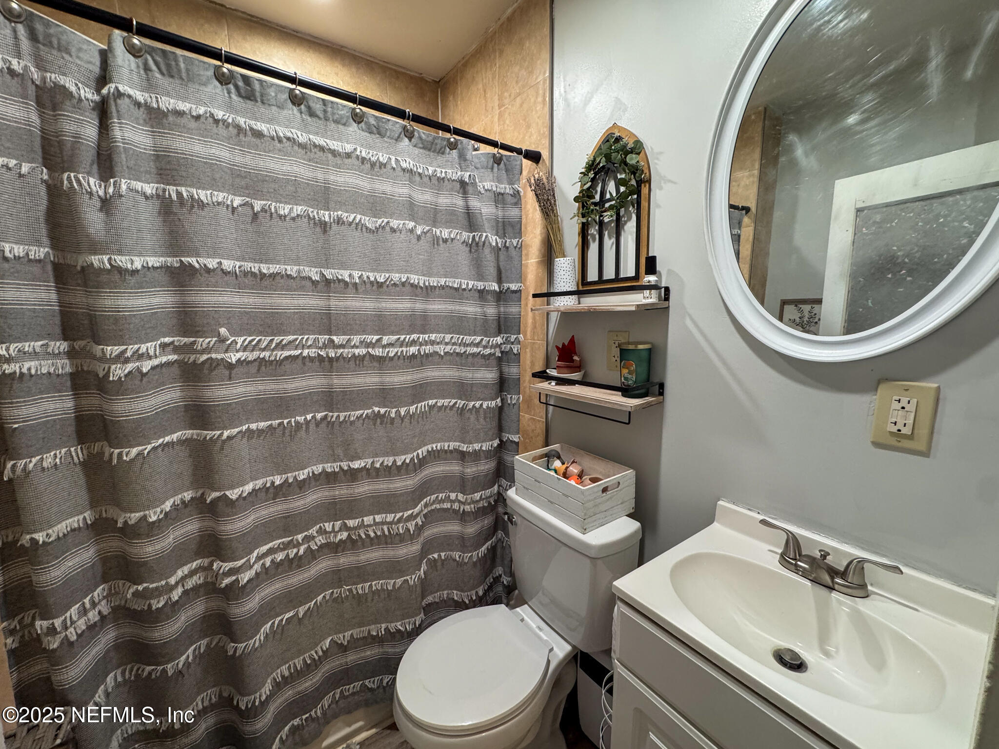 109 Mason Road Melrose, FL 32666 - Photo 15 of 27 a bathroom with a sink a toilet and a mirror