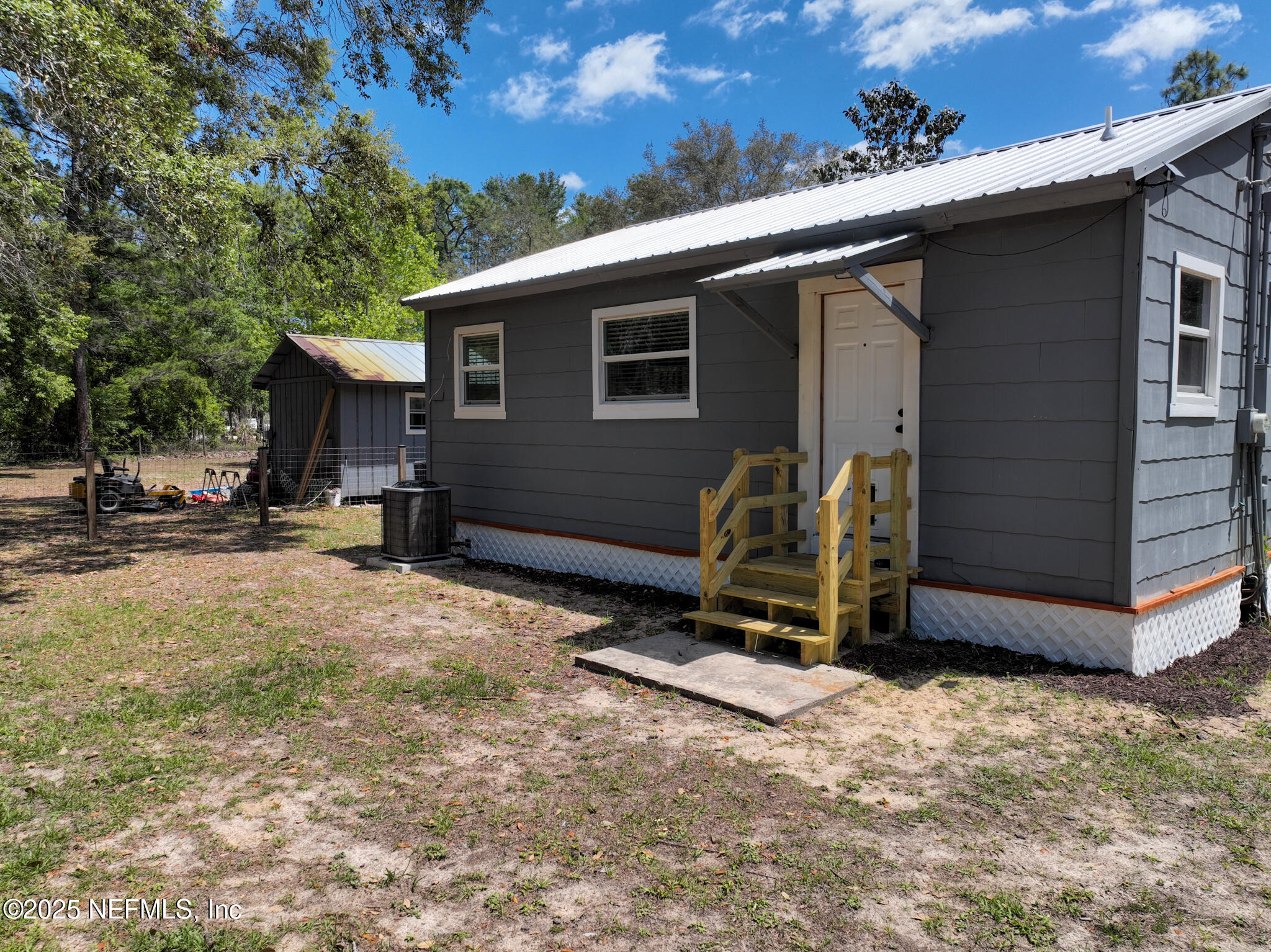 109 Mason Road Melrose, FL 32666 - Photo 20 of 27 a backyard of a house