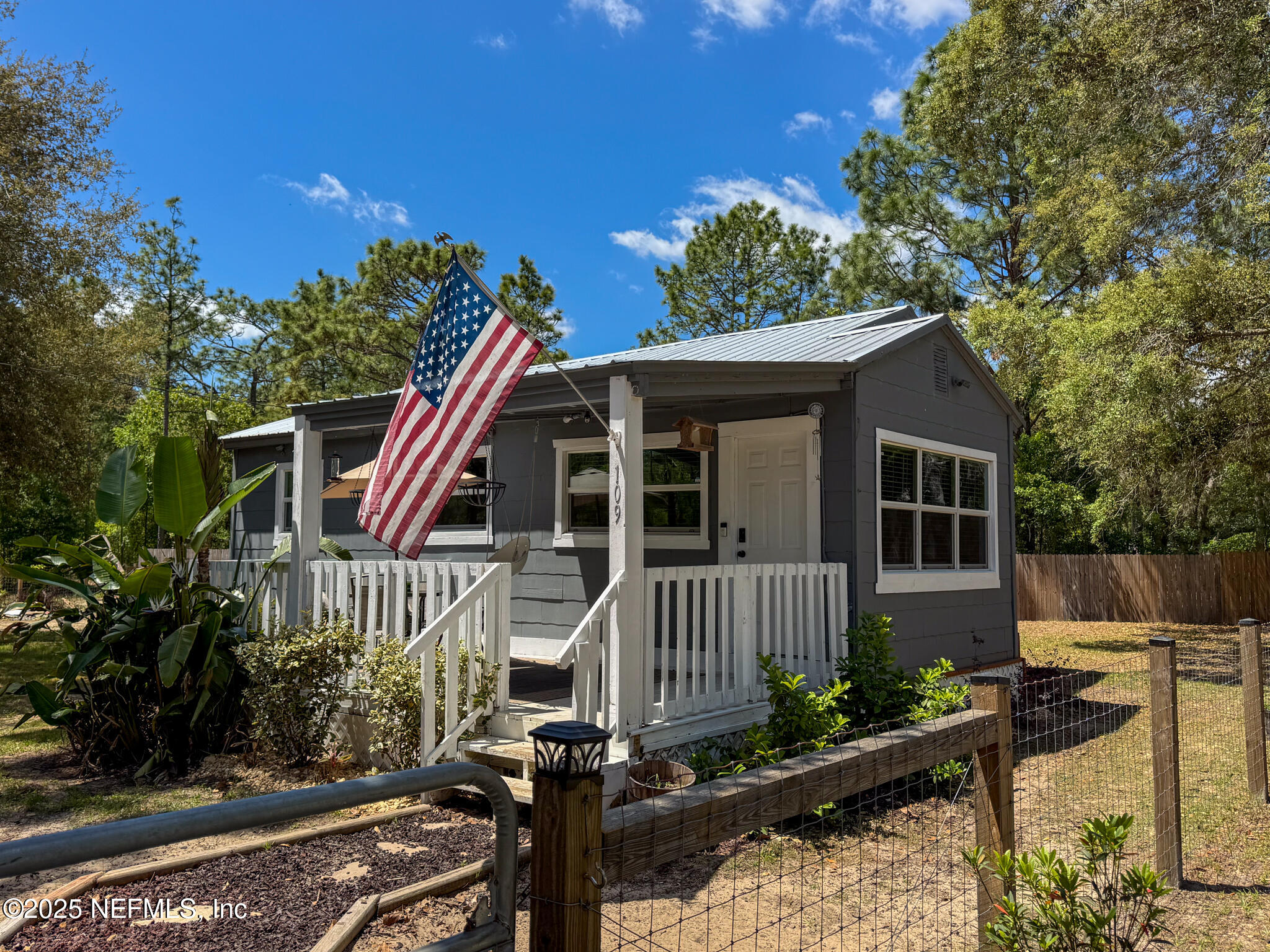109 Mason Road Melrose, FL 32666 - Photo 24 of 27 a front view of a house with garden