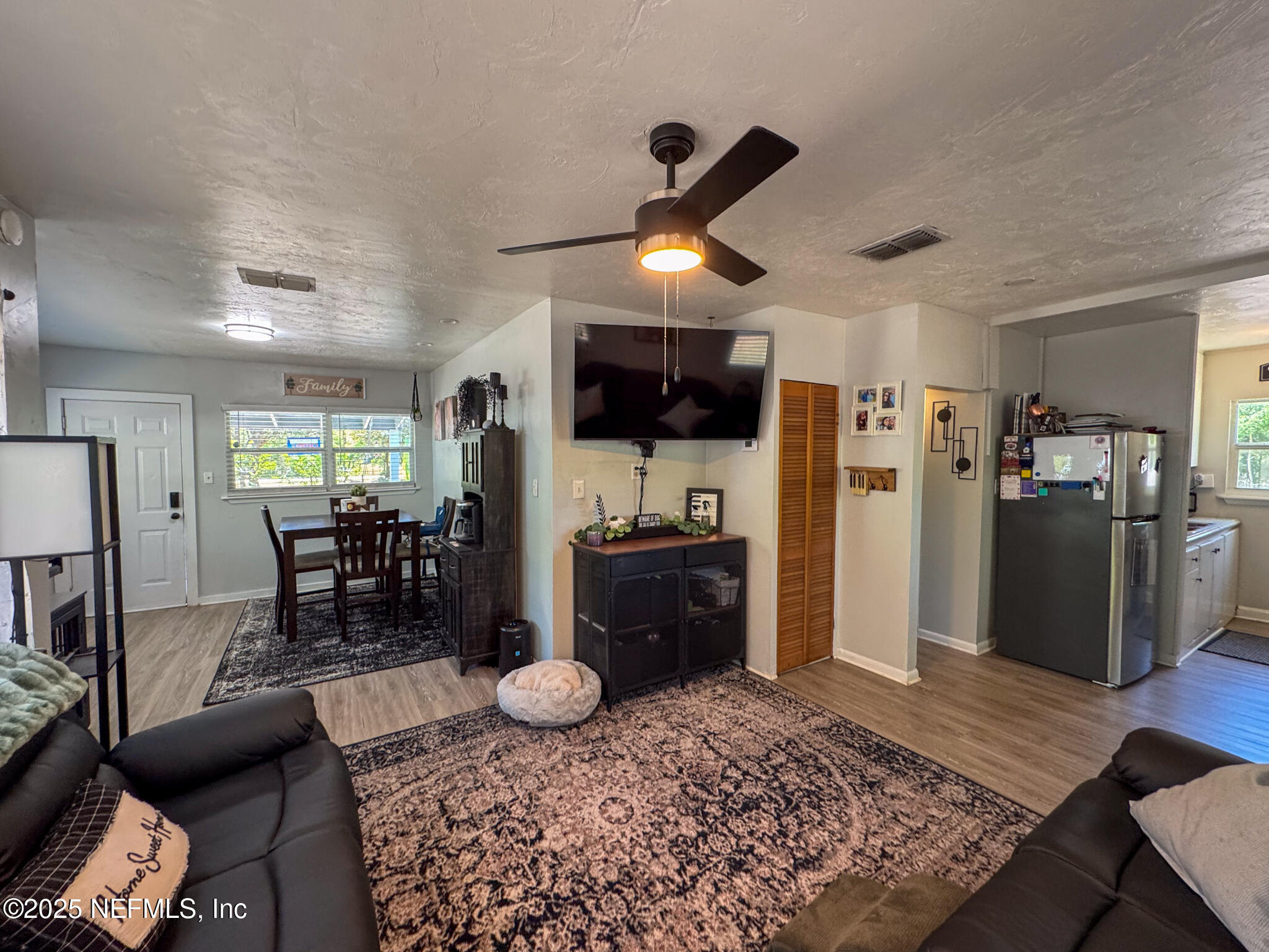 109 Mason Road Melrose, FL 32666 - Photo 8 of 27 a living room with furniture and a flat screen tv