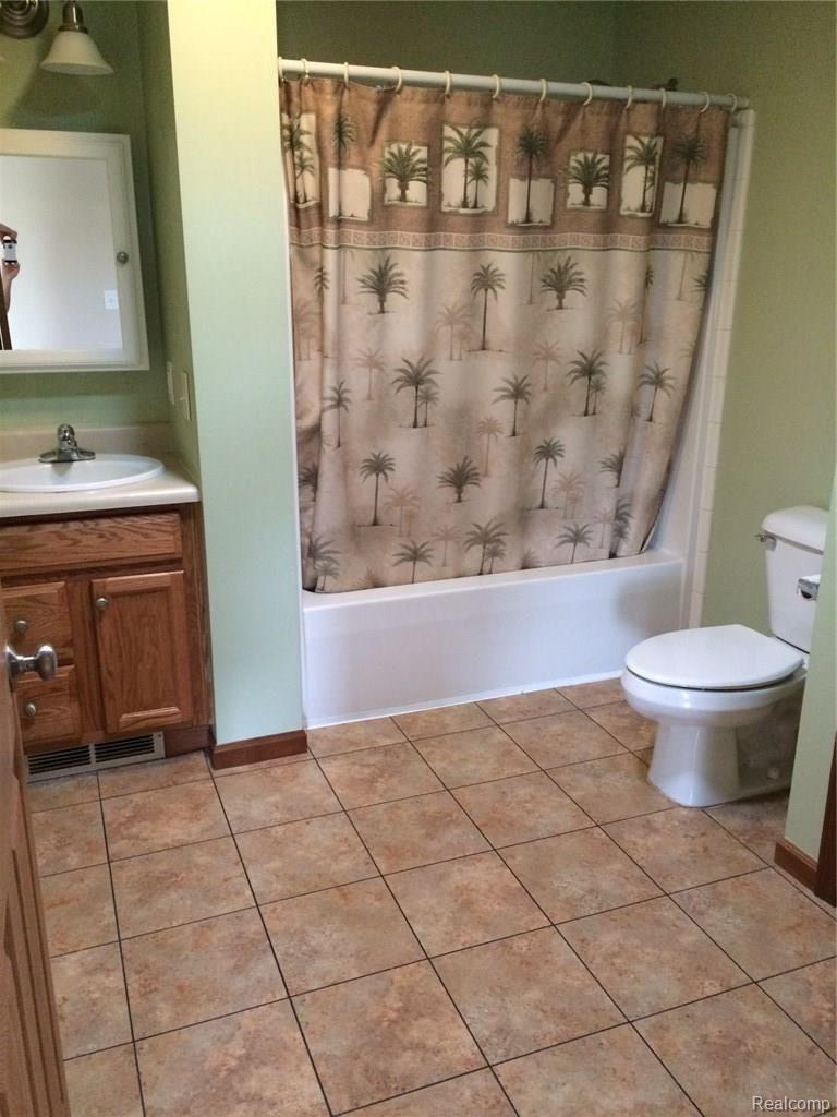 1047 Marsh Ridge Brighton, MI 48114 - Photo 16 of 25 FULL BATH