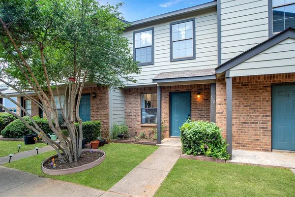 $1,500 | 618 West Collins Street, Denton, TX 76201