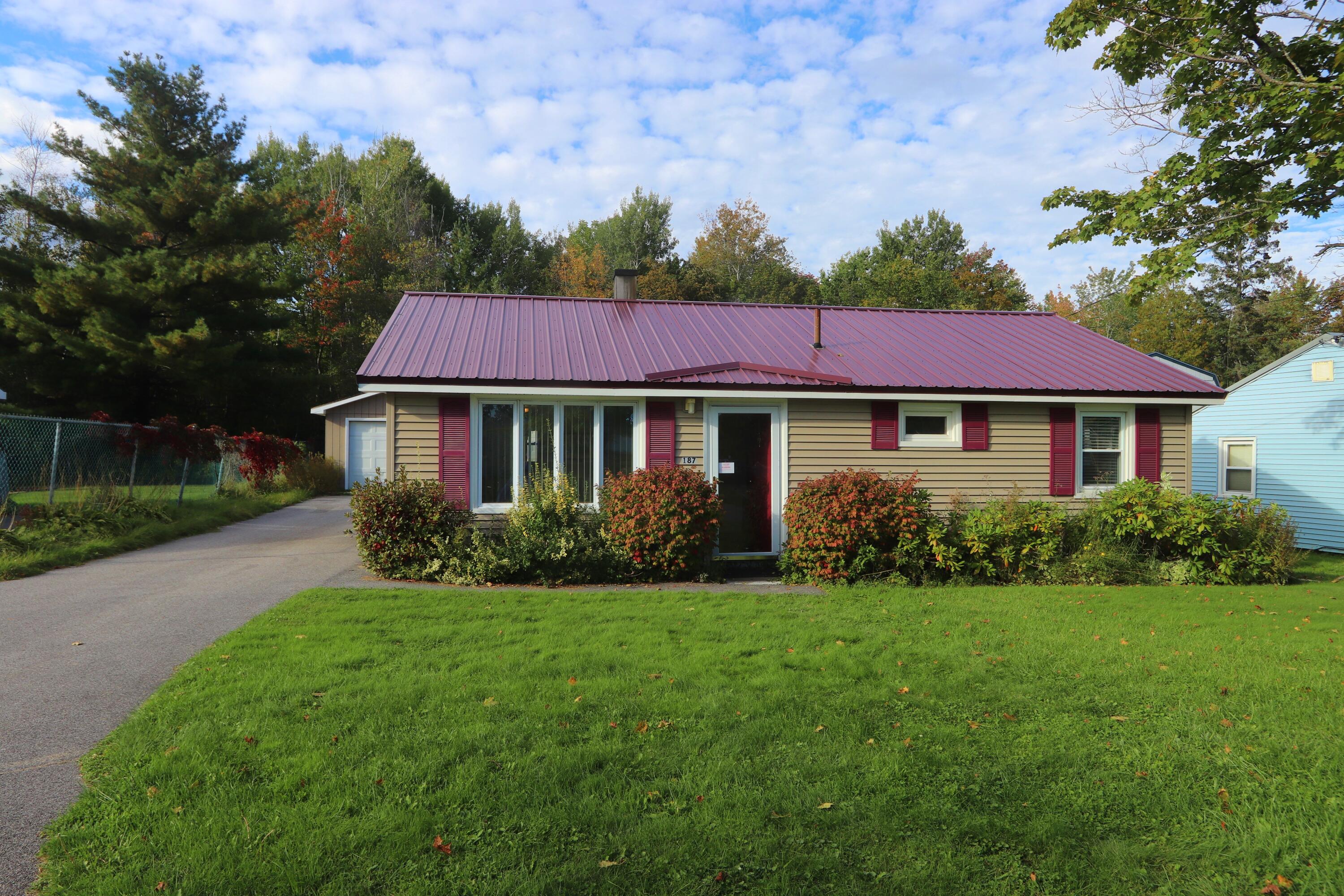 187 Thornton Road Bangor, ME 04401 - Photo 3 of 17 IMG_7918