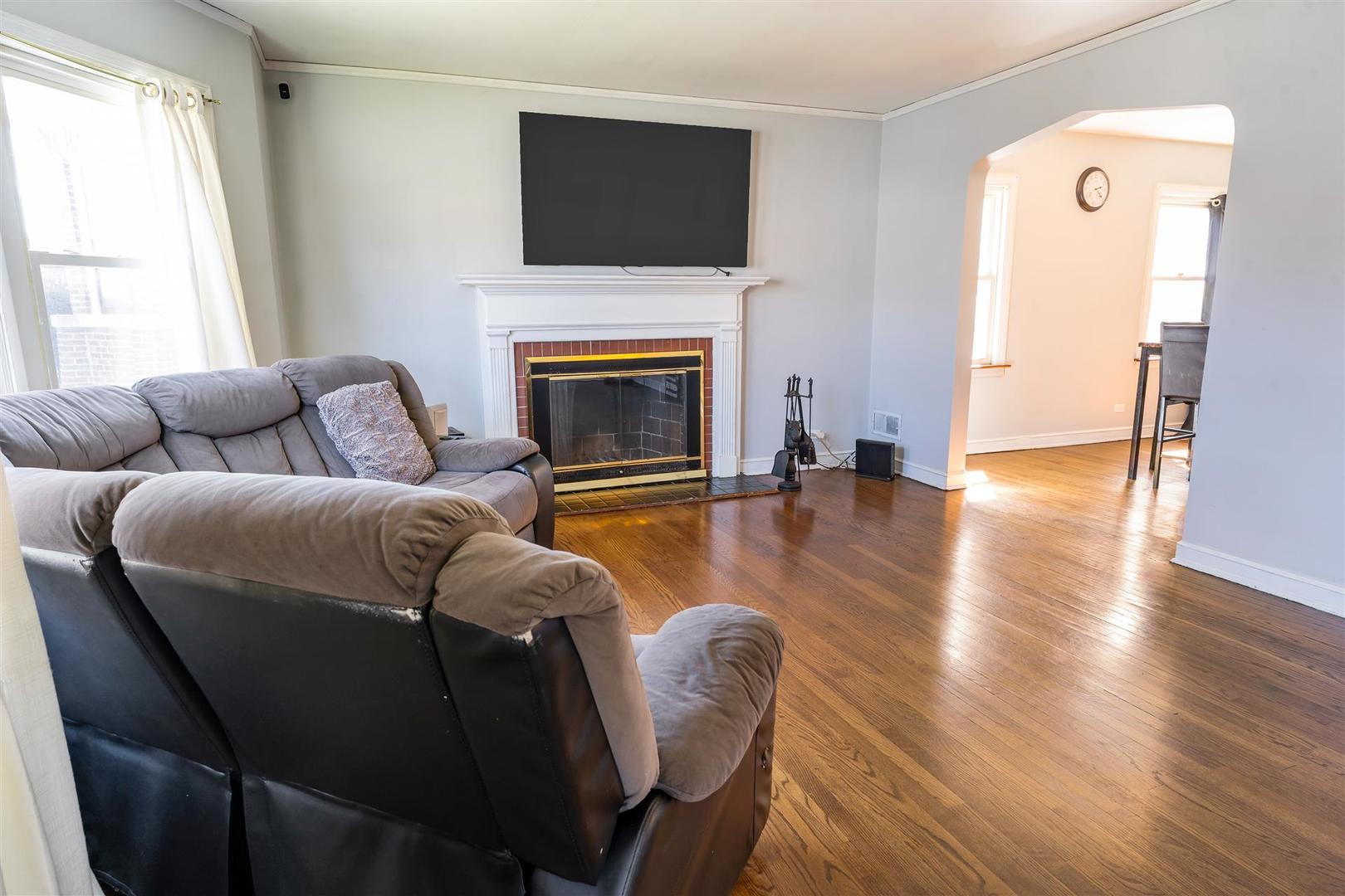 8108 South Wood Street Chicago, IL 60620 - Photo 3 of 20