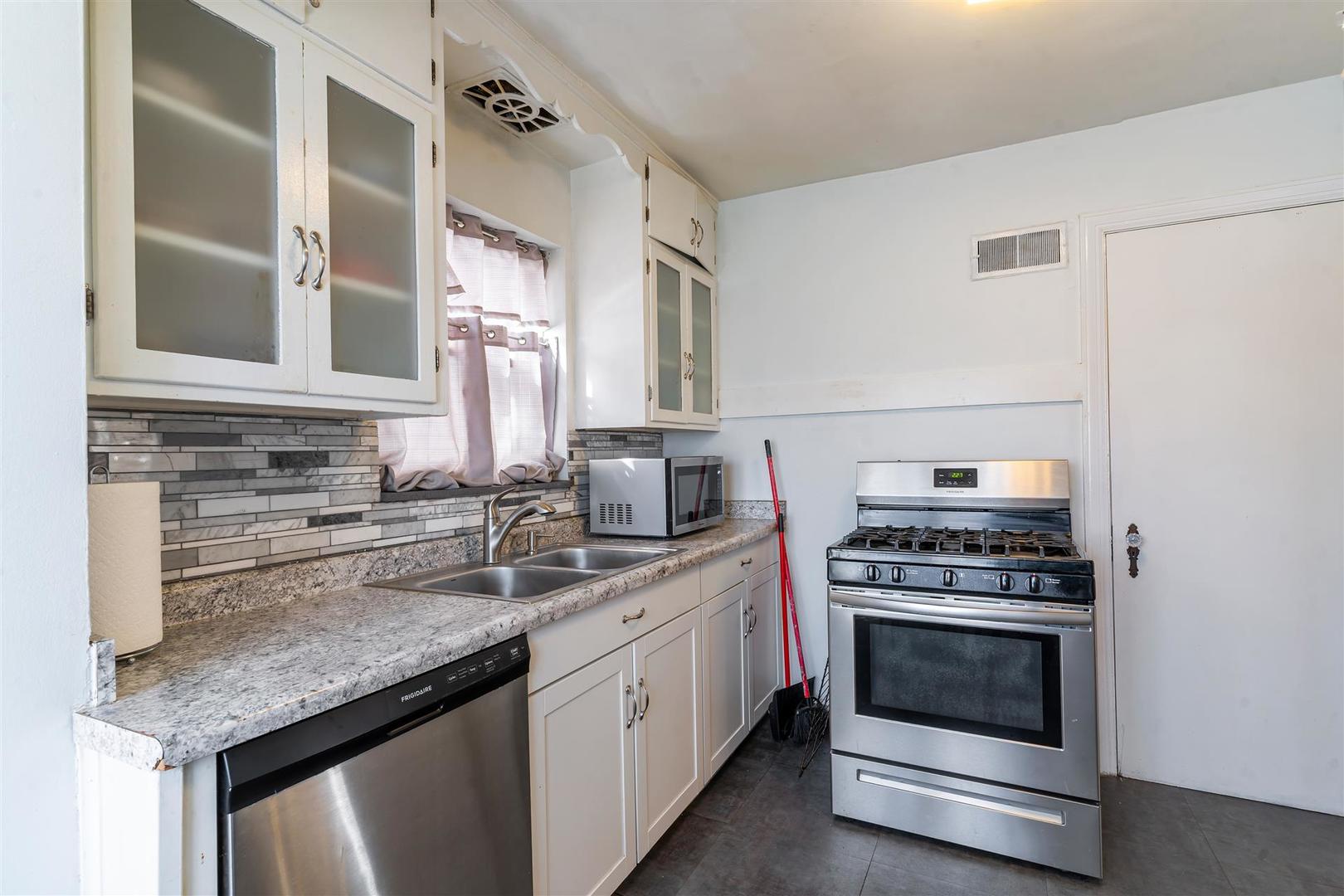 8108 South Wood Street Chicago, IL 60620 - Photo 8 of 20