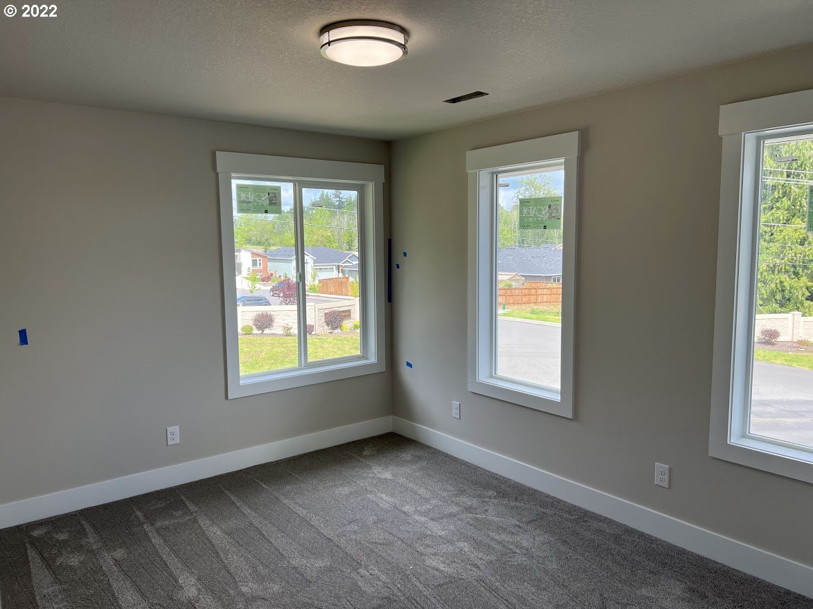 3901 South Hay Field Circle Ridgefield, WA 98642 - Photo 22 of 30 an empty room with a window