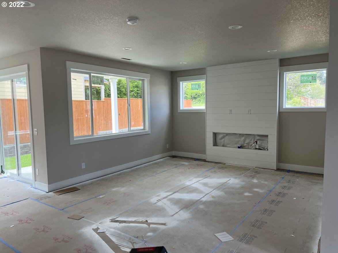 3901 South Hay Field Circle Ridgefield, WA 98642 - Photo 5 of 30 an empty room with windows