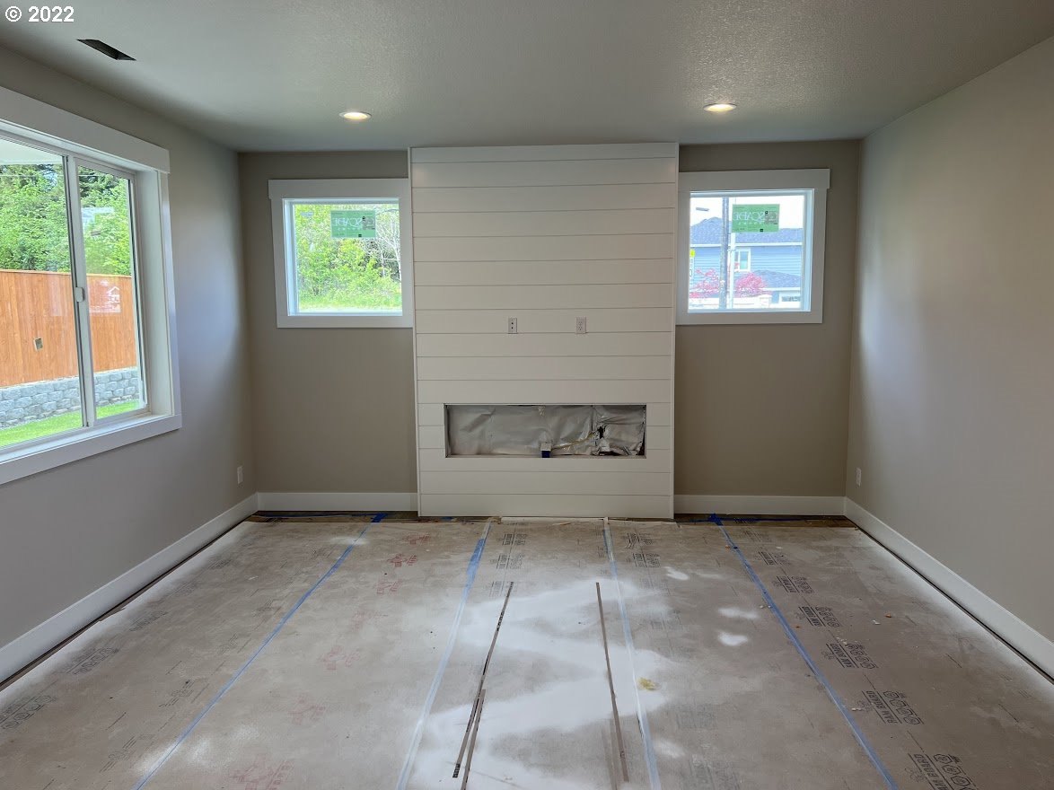 3901 South Hay Field Circle Ridgefield, WA 98642 - Photo 6 of 30 an empty room with windows