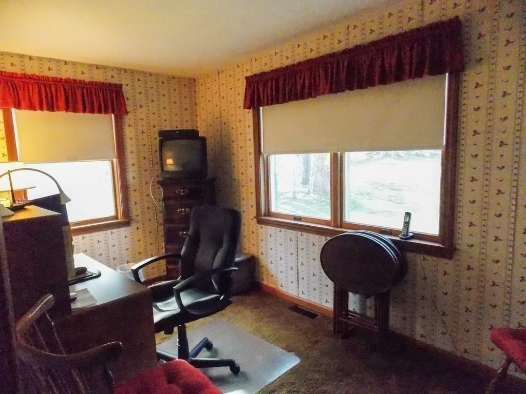 22 Lantern Lane Worcester, MA 01609 - Photo 17 of 32 a living room with furniture and a window