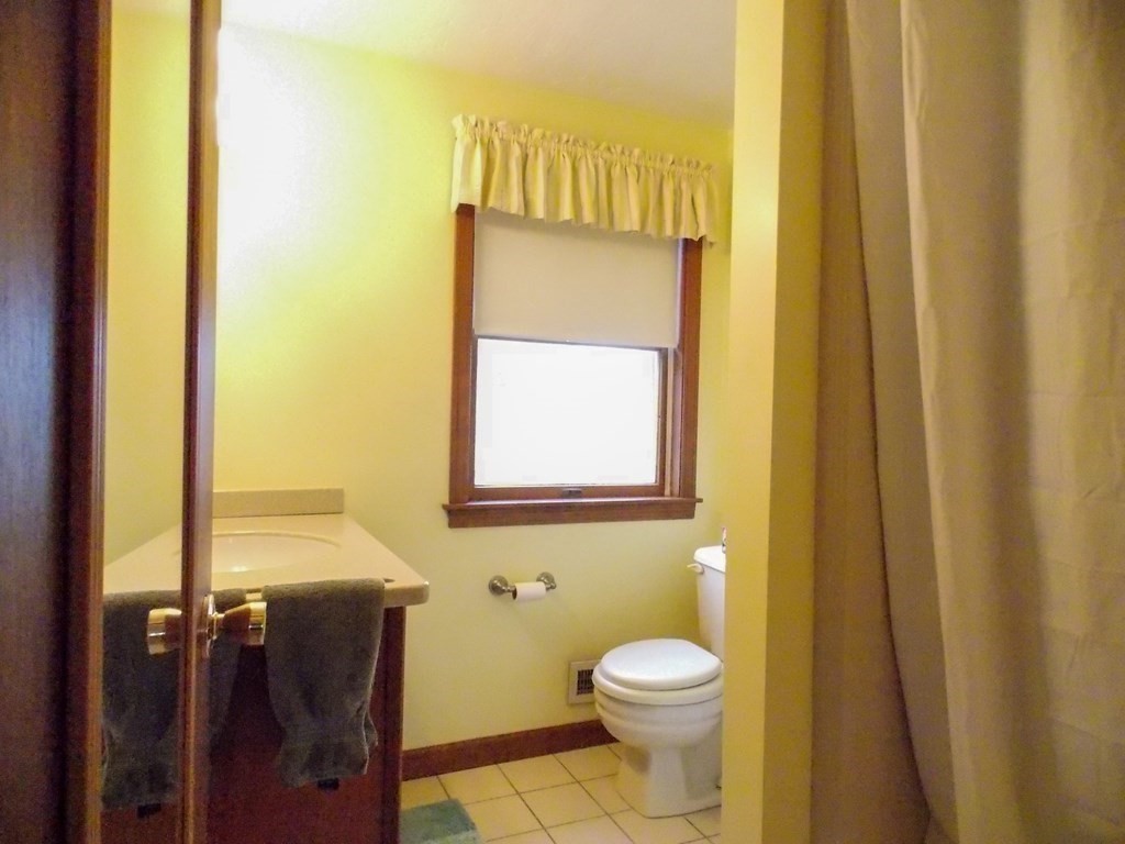 22 Lantern Lane Worcester, MA 01609 - Photo 23 of 32 a bathroom with a toilet sink and tub