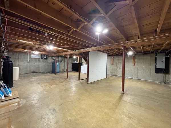 $649,000 | 144 Main Street, Kingston, NH 03848