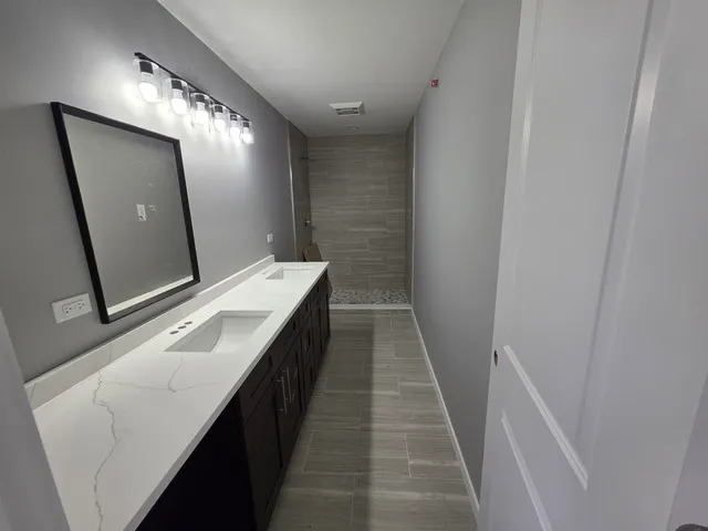 a en suite bathroom with a sink and a mirror