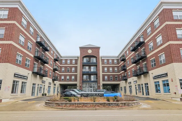 $1,950 | 10 North Lake Street, Unit 307, Grayslake, IL 60030