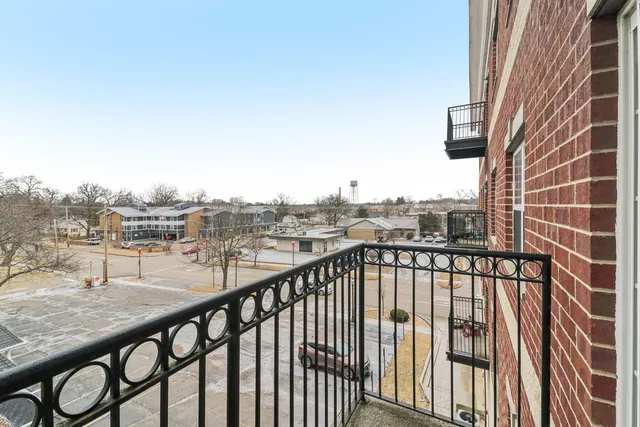 $1,950 | 10 North Lake Street, Unit 307, Grayslake, IL 60030