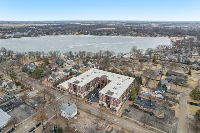 $1,950 | 10 North Lake Street, Unit 307, Grayslake, IL 60030