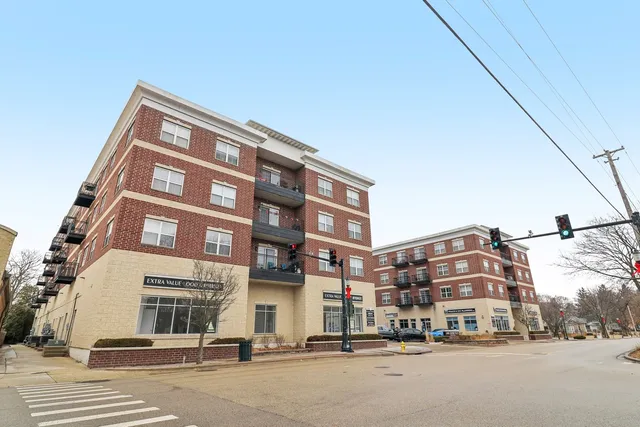 $1,950 | 10 North Lake Street, Unit 307, Grayslake, IL 60030