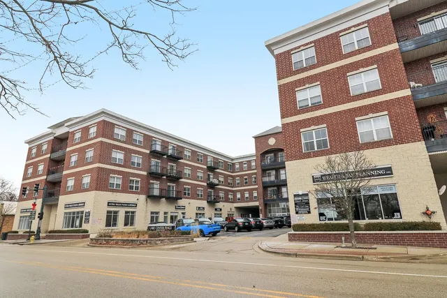 $1,950 | 10 North Lake Street, Unit 307, Grayslake, IL 60030