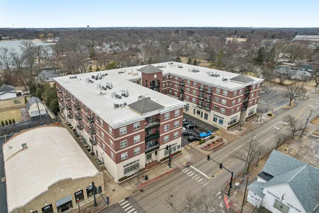 $1,950 | 10 North Lake Street, Unit 307, Grayslake, IL 60030