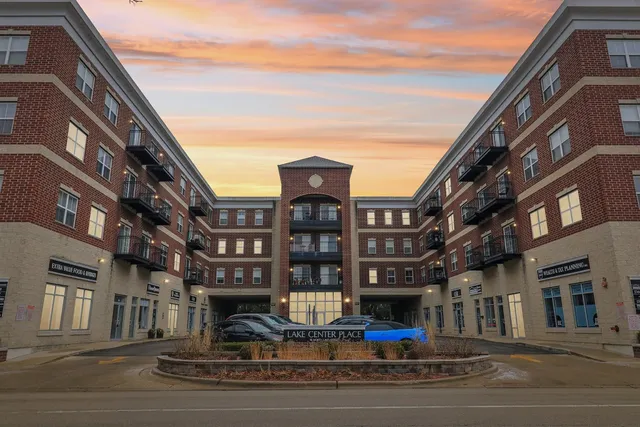 $1,950 | 10 North Lake Street, Unit 307, Grayslake, IL 60030
