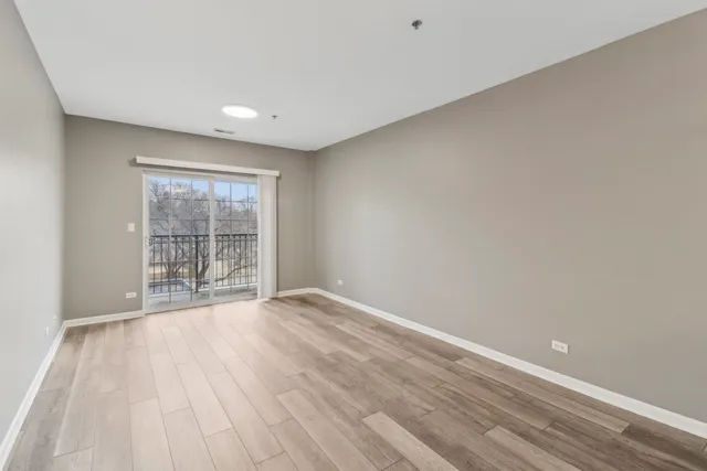 $1,950 | 10 North Lake Street, Unit 307, Grayslake, IL 60030