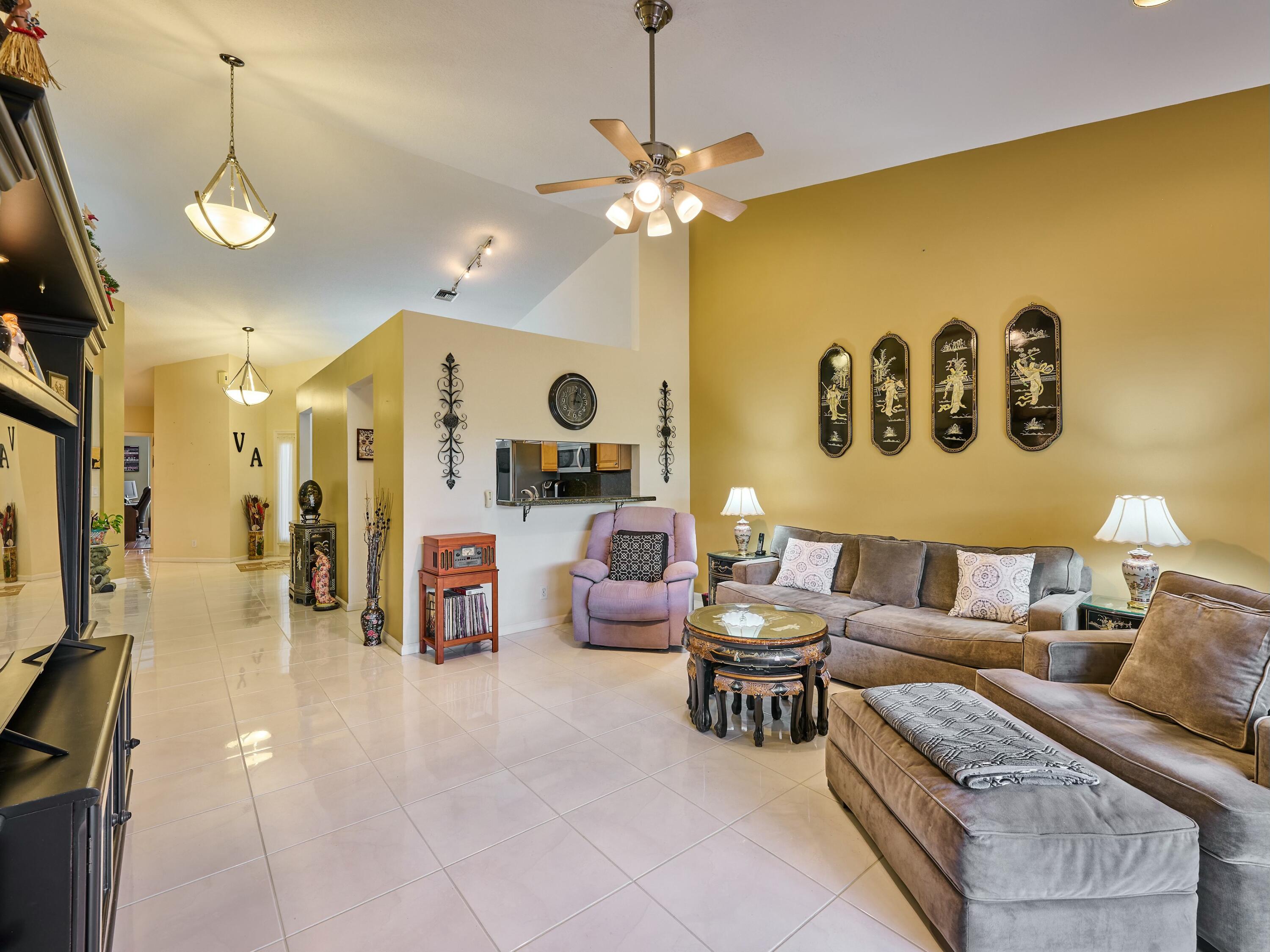 8421 Vía Serena Boca Raton, FL 33433 - Photo 6 of 46 Family Room