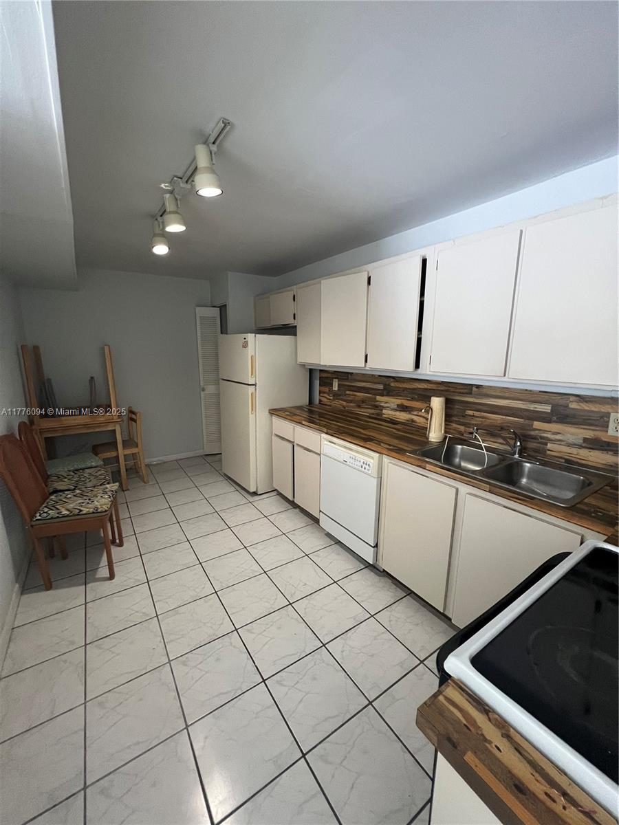 9124 Collins Avenue, Unit 304 Surfside, FL 33154 - Photo 10 of 29