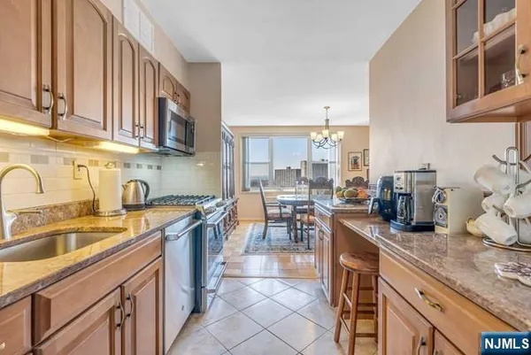 $3,850 | 2000 Linwood Avenue, Unit 9J, Fort Lee, NJ 07024
