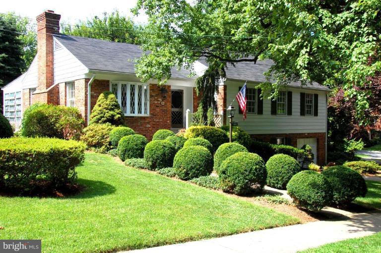 5808 Ridgefield Road Bethesda, MD 20816 - Photo 2 of 25 Front of House in the summertime