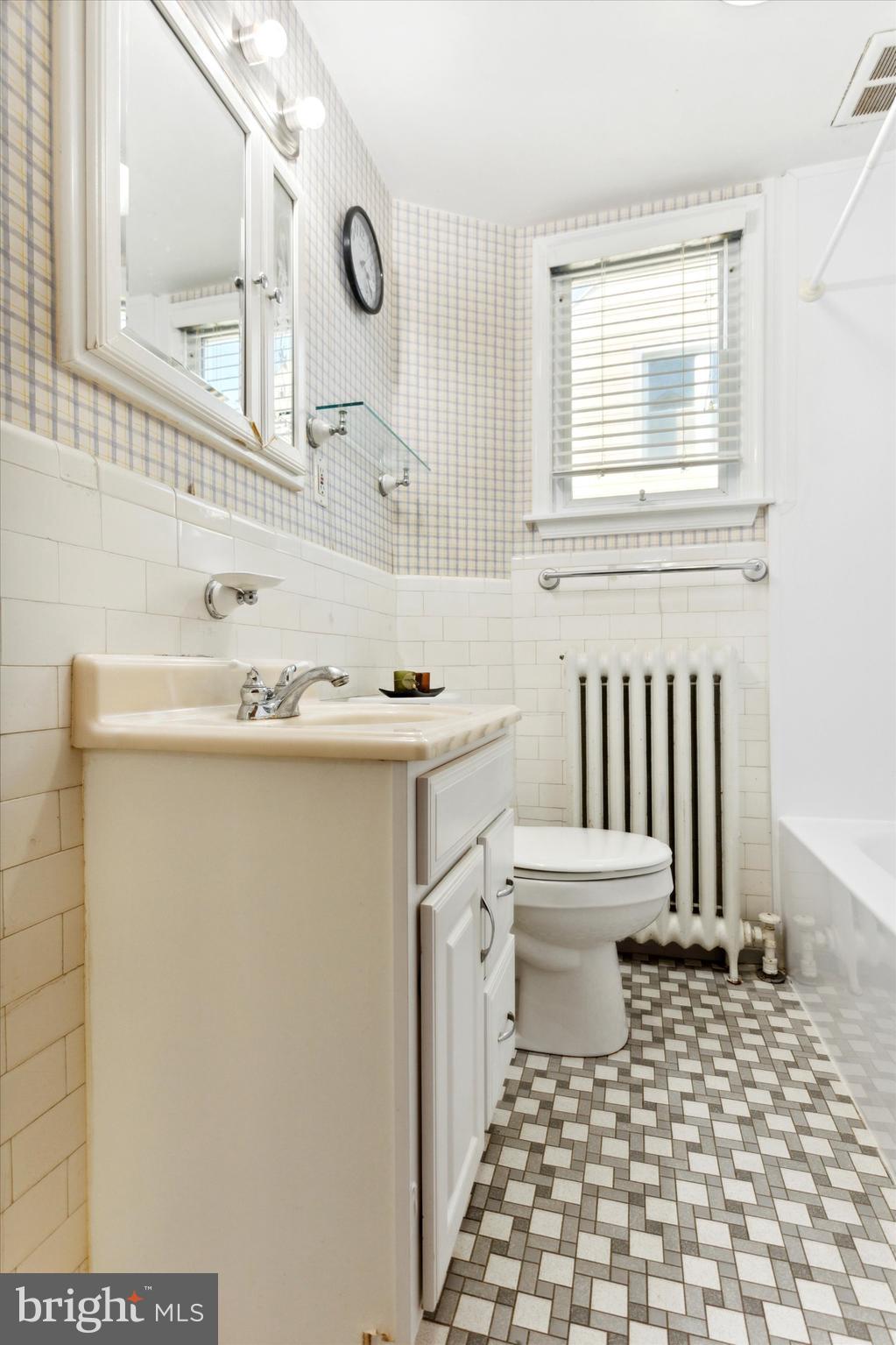 412 Spruce Avenue Upper Darby, PA 19082 - Photo 14 of 25 2nd Floor Full Bath
