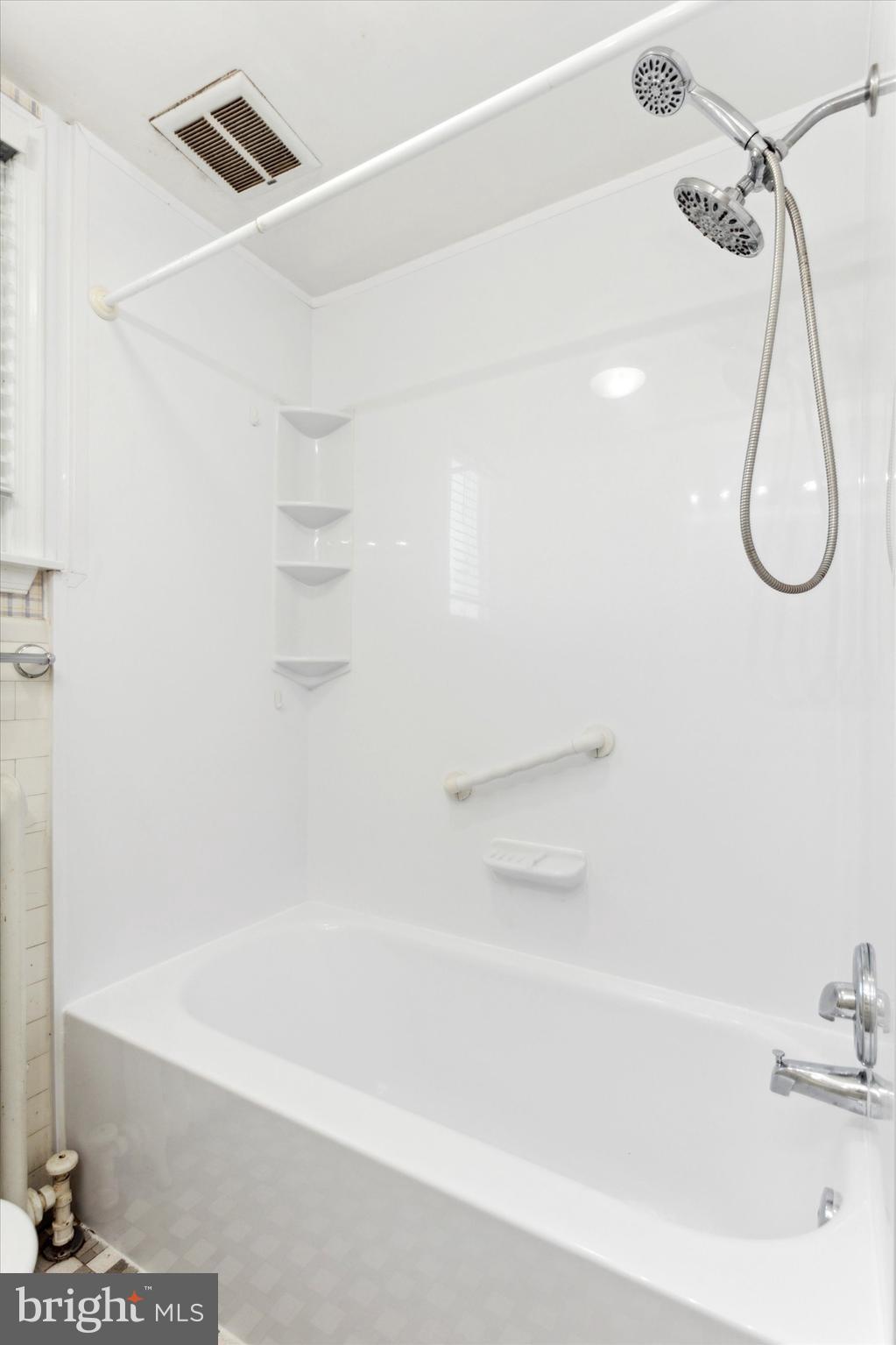 412 Spruce Avenue Upper Darby, PA 19082 - Photo 15 of 25 2nd Floor Full Bath