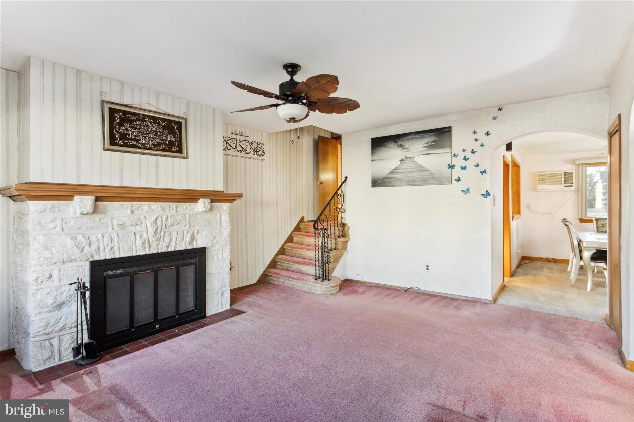 412 Spruce Avenue Upper Darby, PA 19082 - Photo 6 of 25 Living Room