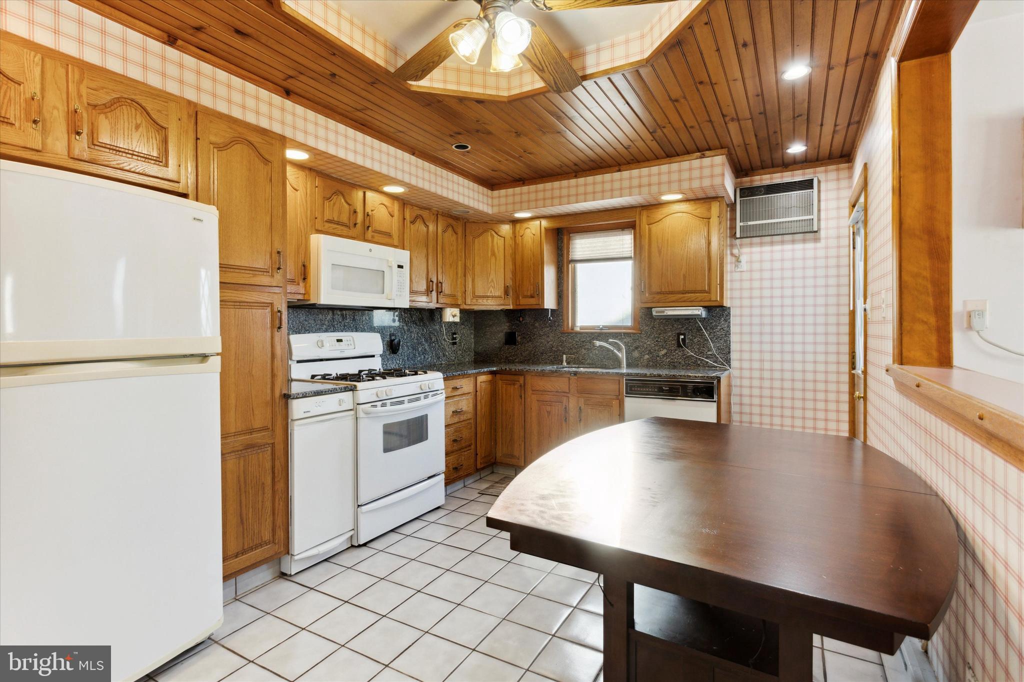 412 Spruce Avenue Upper Darby, PA 19082 - Photo 9 of 25 Kitchen