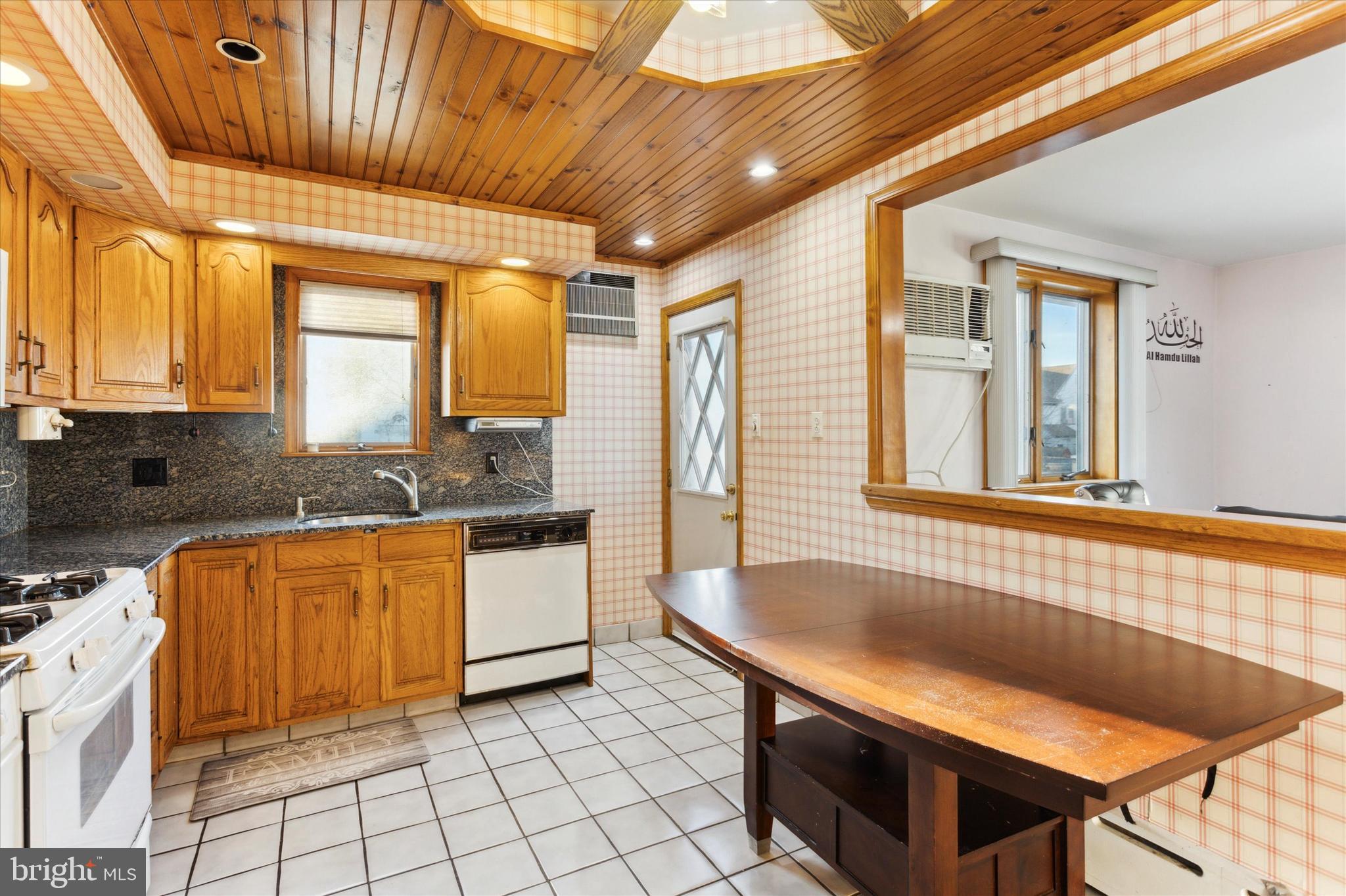 412 Spruce Avenue Upper Darby, PA 19082 - Photo 10 of 25 Kitchen