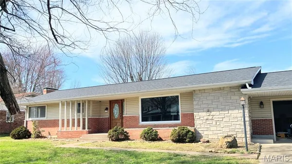 $329,000 | 1007 North Hillcrest Drive, Sparta, IL 62286
