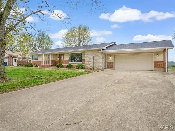 $329,000 | 1007 North Hillcrest Drive, Sparta, IL 62286