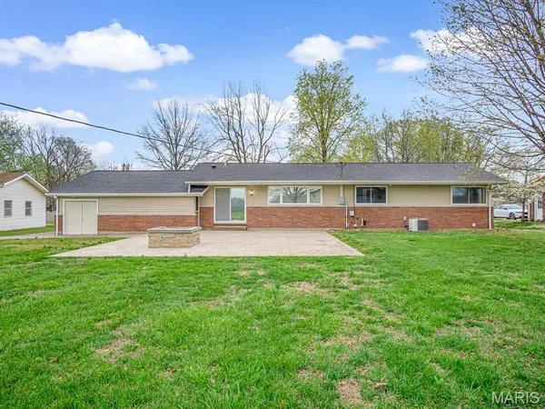 $329,000 | 1007 North Hillcrest Drive, Sparta, IL 62286