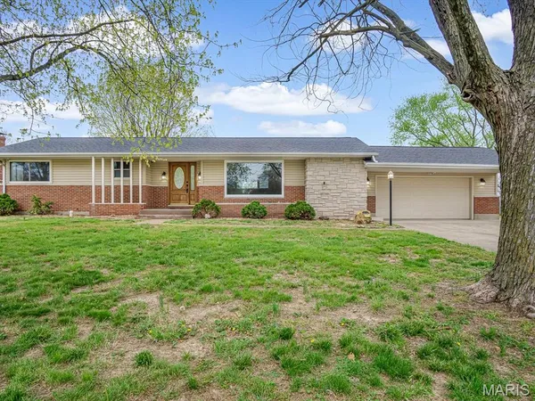 $329,000 | 1007 North Hillcrest Drive, Sparta, IL 62286