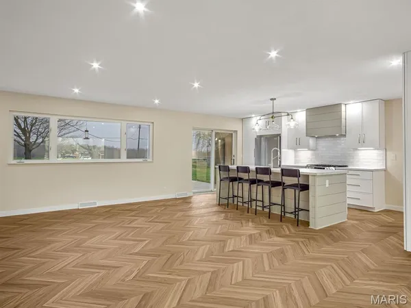 $329,000 | 1007 North Hillcrest Drive, Sparta, IL 62286