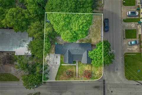 a view of a back yard