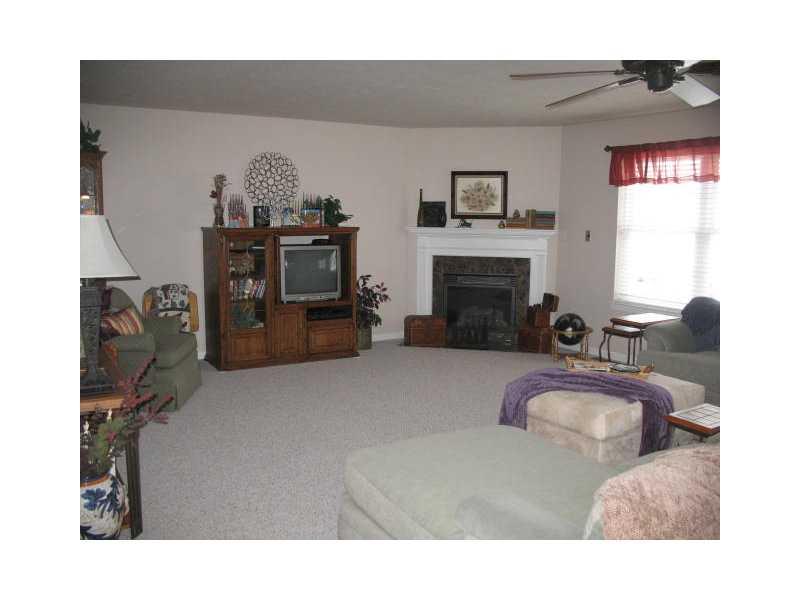 125 Manjit Road Somerset, PA 15501 - Photo 2 of 19 Living Room.