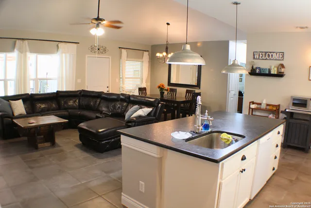 $1,850 | 320 Lighthouse, Canyon Lake, TX 78133