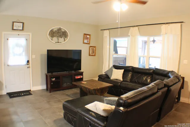 $1,850 | 320 Lighthouse, Canyon Lake, TX 78133