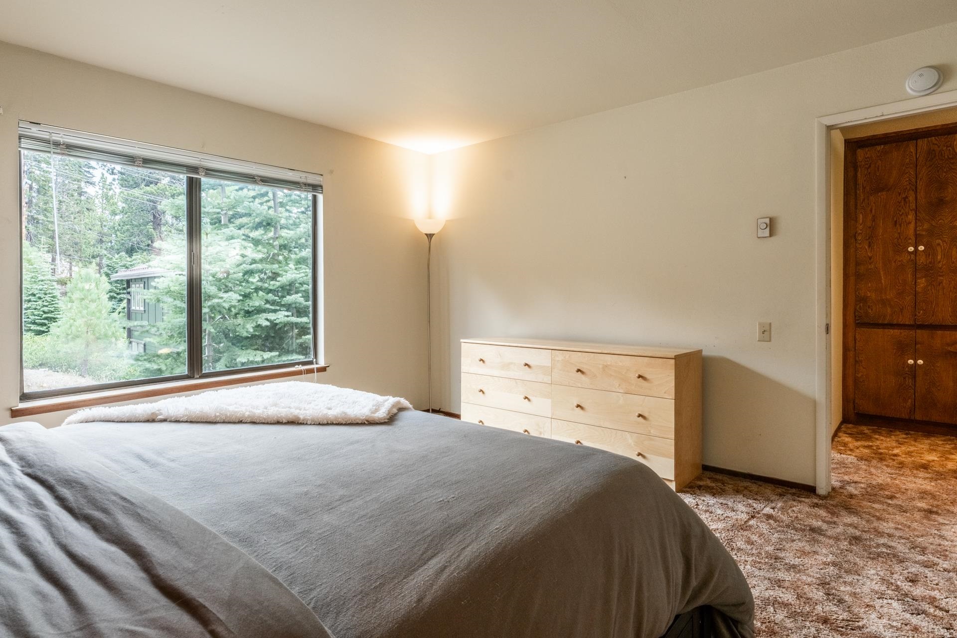 25 Lee Road, Unit 161 Mammoth Lakes, CA 93546 - Photo 27 of 43 a bedroom with a bed and a window