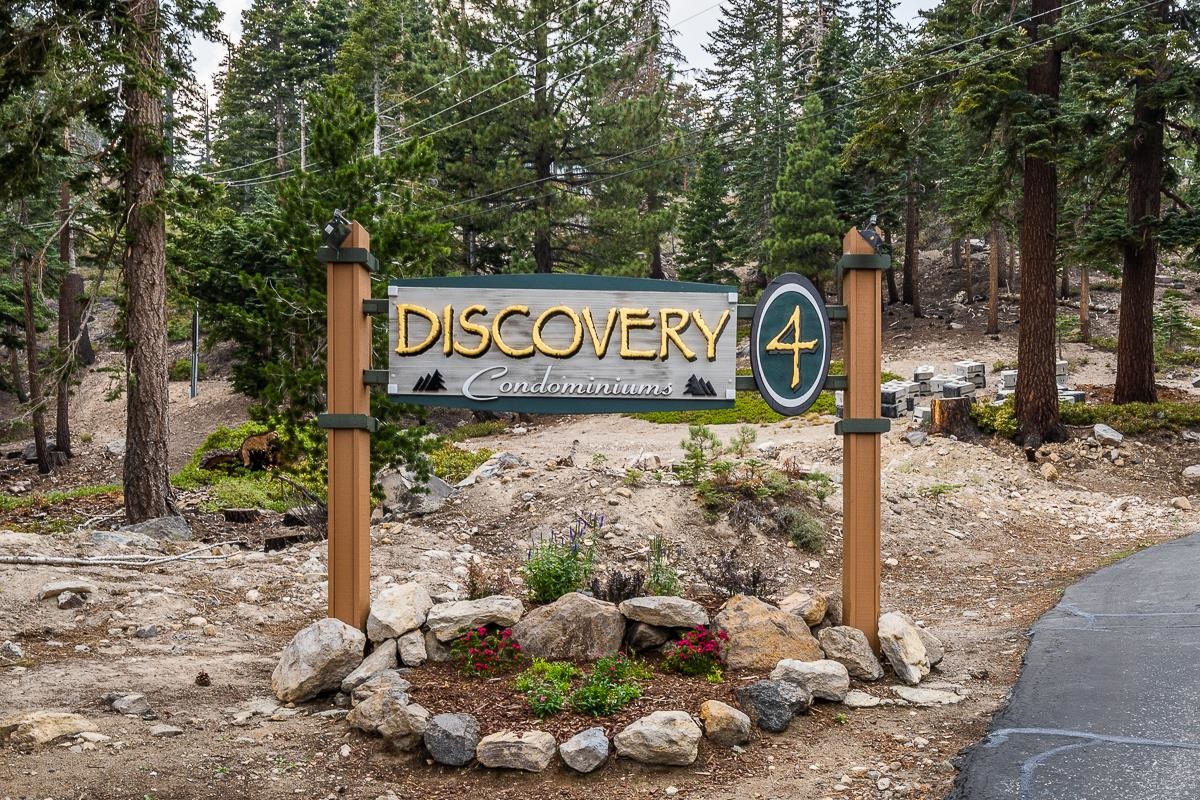 25 Lee Road, Unit 161 Mammoth Lakes, CA 93546 - Photo 32 of 43 a street sign that is on a pole