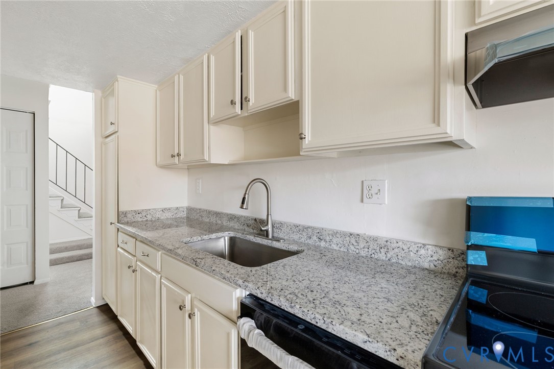 1501 Largo Road, Unit 301 Henrico, VA 23238 - Photo 14 of 40 New appliances, granite countertops and flooring