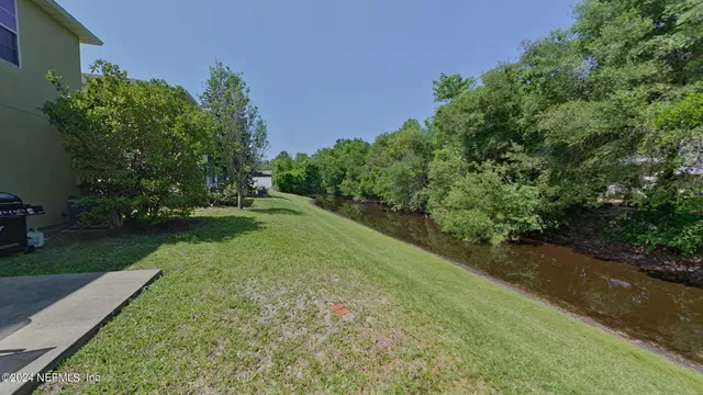a view of a backyard