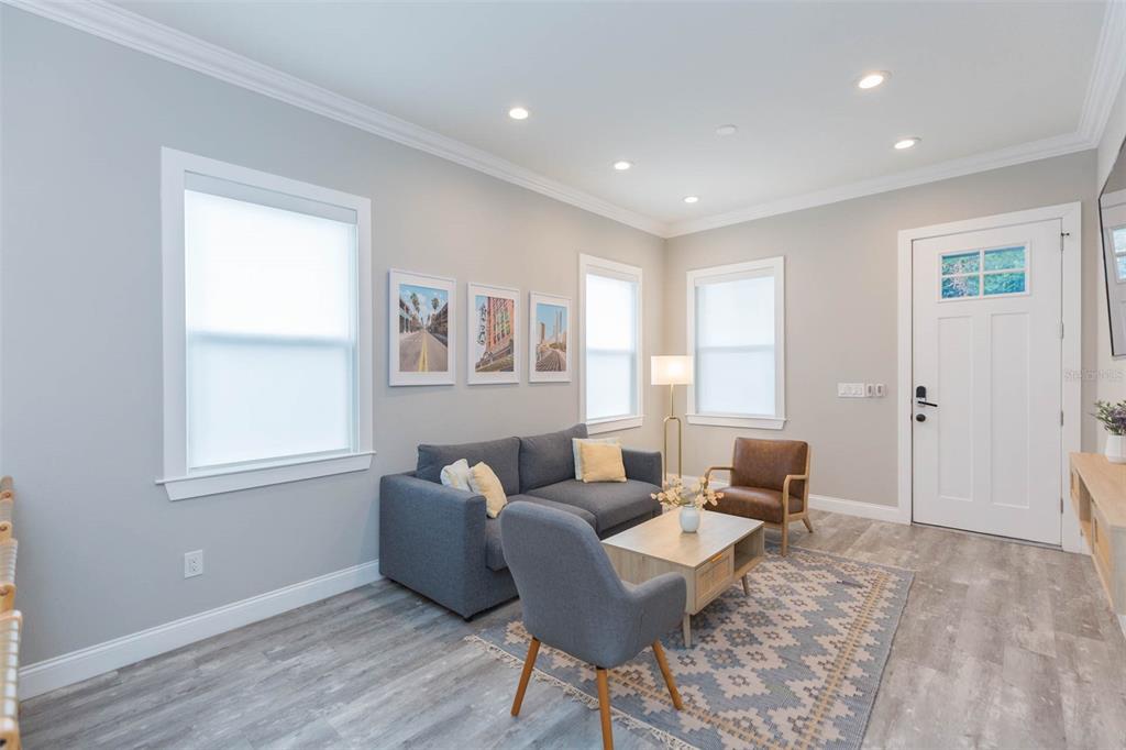 2901 N Boulevard Tampa, FL 33602 - Photo 13 of 63 a living room with furniture and a window