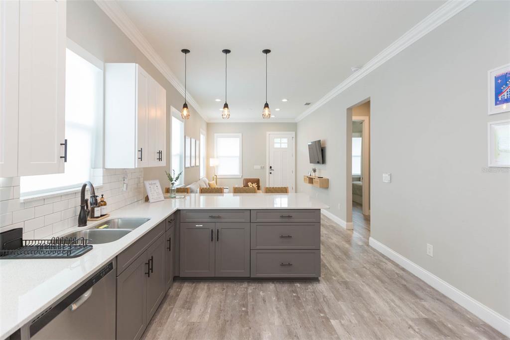 2901 N Boulevard Tampa, FL 33602 - Photo 18 of 63 a large kitchen with a lot of counter space and a sink